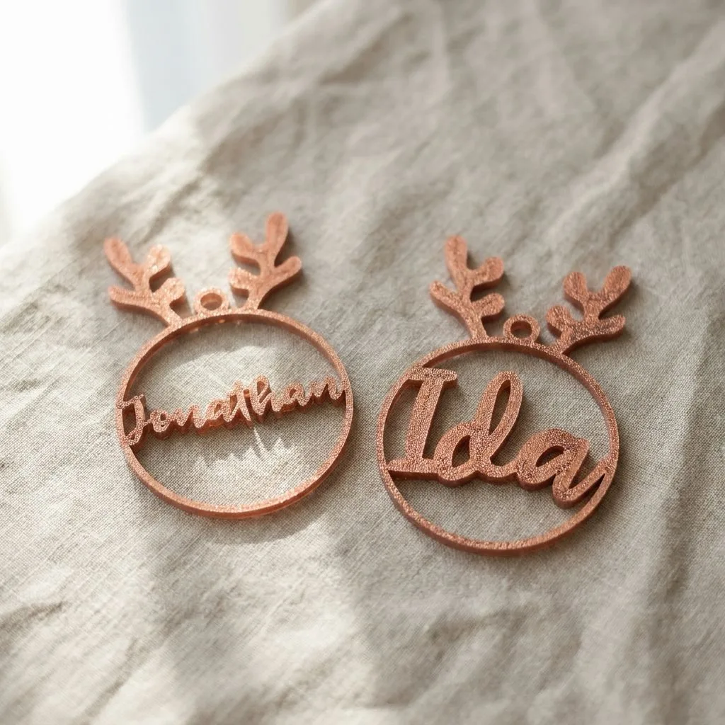 Zwei personalisierte Weihnachtskugeln mit Namen und Geweih
